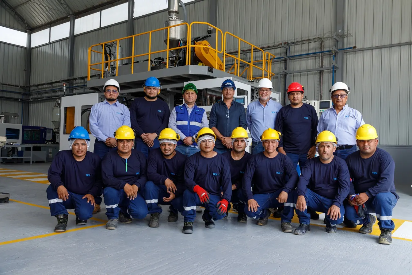 Equipo técnico y operativo de Tescom en la planta